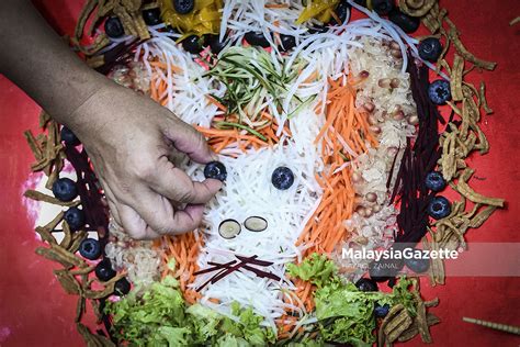 makan besar keakraban menyambut   cina bersama keluarga