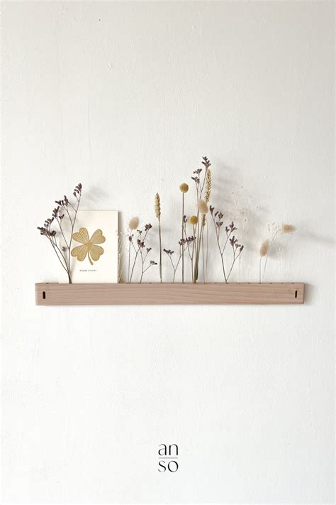 Une étagère florale minimaliste en bois de hêtre Une décoration murale