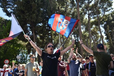 Derbi aragonés fotos de ambiente de aficionados de la SD Huesca y el