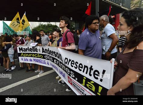 La gente se reúne en la Avenida Paulista Sao Paulo Brasil el 14 de