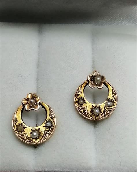 Boucles d oreilles en or rosé façon demi lune avec sertie de perles