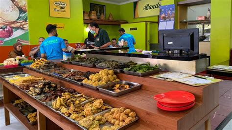 Warung Nasi Legendaris Di Bandung Laris Habiskan Ton Beras Sehari