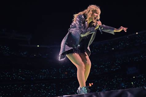 Watch Singer Taylor Swift Smartly Handle Concert Malfunction