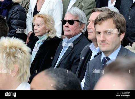 Isabelle Aubret Alain Delon Assistent L Inauguration De La Place