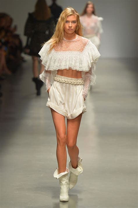 Model Crush Stella Maxwell Walks Philosophy Di Lorenzo Serafini Runway