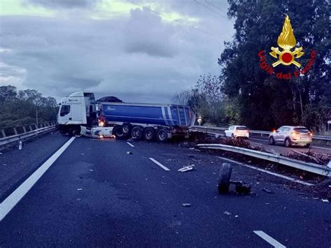 Grave Incidente Sulla A18 Tir Invade Corsia Opposta Diretta Sicilia