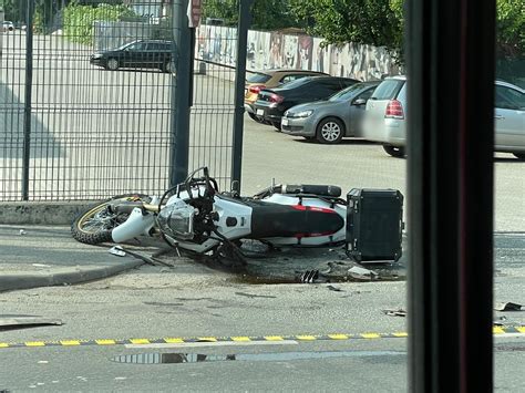 Accident grav între o motocicletă și două mașini pe Calea Baciului în