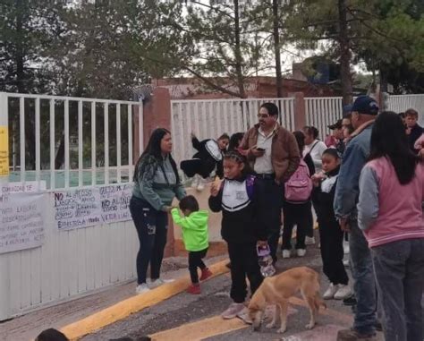 Atotonilco De Tula Padres De Familia Se Manifiestan Afuera De Escuela