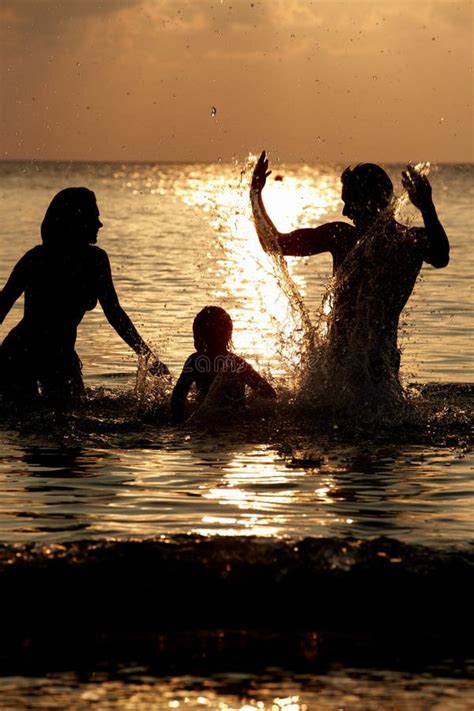 Schattenbild Der Familie Spaß Im Meer Auf Strandurlaub Hat