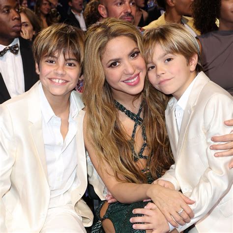 Shakira Deslumbra Con Un Bikini Rosa Metalizado En Los Cabos Hola