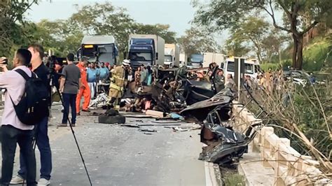 Acidente Entre ônibus E Caminhonete Deixa Ao Menos 8 Mortos Em Mg