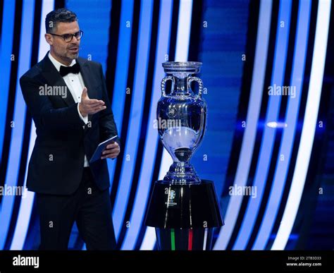 Em Pokal Im Hintergrund Pedro Pinto Portugal Uefa Moderator Ger