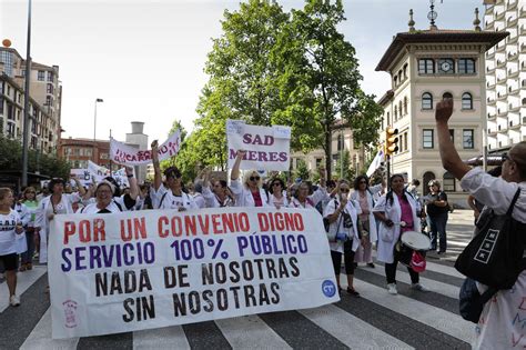 En imágenes Las trabajadoras de ayuda a domicilio se manifiestan en