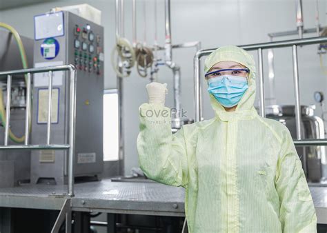 Chemical Factory Aseptic Clothing Workers Refueling Gestures Picture