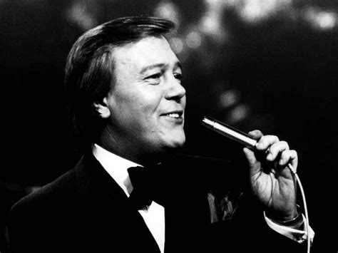 دانلود آهنگ The Music Played از Matt Monro با متن و ترجمه مجله علمی