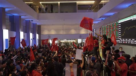 MTST ocupa prédio da bolsa de valores em protesto contra a fome a