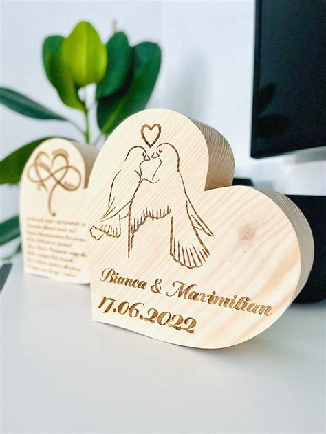 Herz aus Holz personalisierte Gravur massives Holzherz als Geschenk für