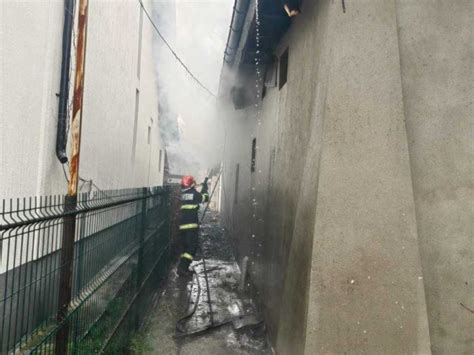 Pompierii din Vâlcea şi Olt au intervenit pentru a stinge un incendiu