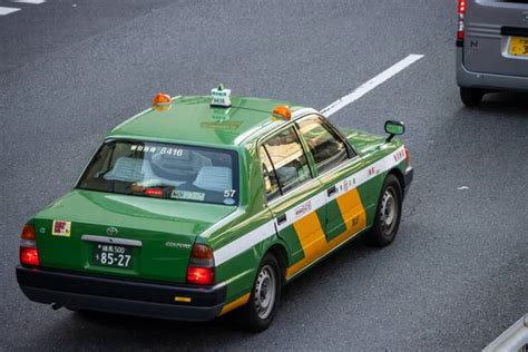 Tokio Japón 1 de noviembre de 2023 Taxi verde tradicional en las