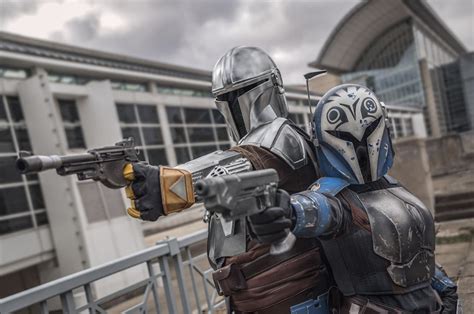 The Mandalorian S Bo Katan Cosplay Wields The Dark Saber Bell Of Lost