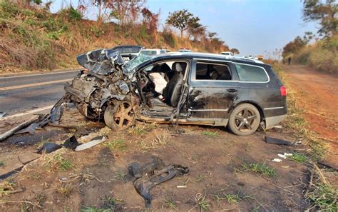 Batida entre carros mata uma pessoa e deixa feridos entre Pratápolis e