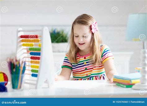 Enfant Avec L Abaque Faisant Des Devoirs Apr S Cole Photo Stock