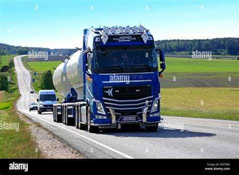 Beautifully Customized Volvo Fh Bulk Transport Truck For Powder Trans