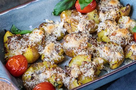 Krossad Potatis Med Parmesan Fredriks Fika Allas Se