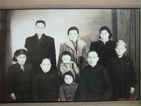 1940年代末胡寄南夫妇与胡锡纯（胡寄南父亲）和后母及子女胡斐佩、胡天培、胡乐佩、胡美佩、胡复培合影