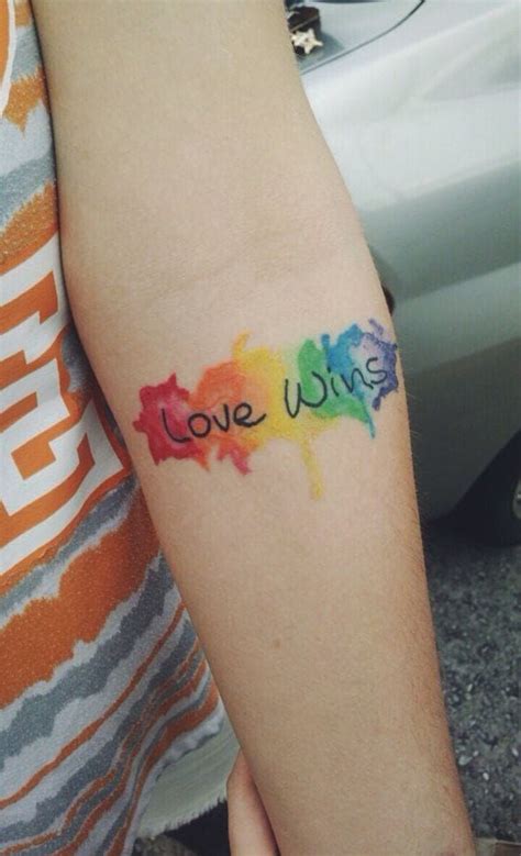 Tatuajes de homenaje al Orgullo Gay Mujer de 10 Tatuaje gay Tatuajes lgbt Tatuajes de arcoíris