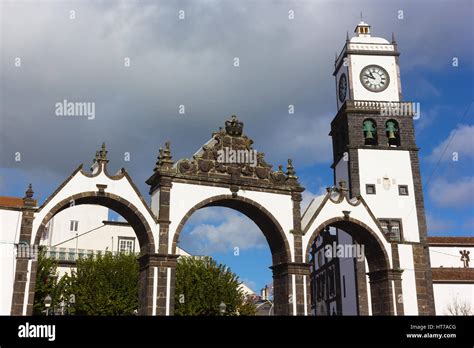 Portas Da Cidade Tore Und St Sebastian Kirche Mit Glockenturm Ponta