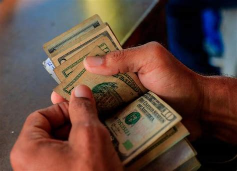 Tras Varios Días Al Alza Precio Del Dólar Cerró Este Lunes Con Una Leve Baja ¿en Cuánto Quedó