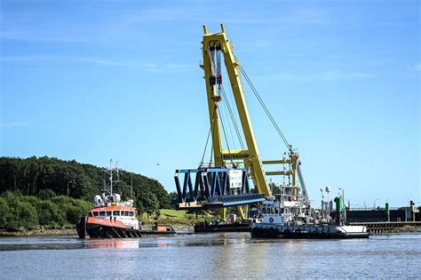 Erster Teil von neuer Friesenbrücke an der Ems aufgebaut