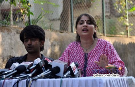 Inder Kumar's wife address media in support of her husband Photos ...