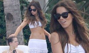 Kate Beckinsale Shows Off Her Beach Body In Strapless Bikini As She