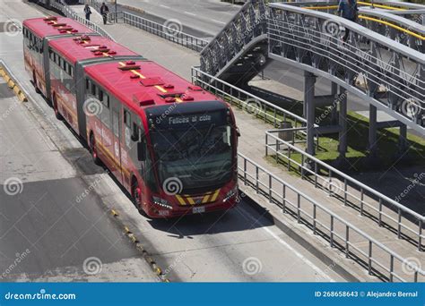 Um Sistema De Nibus Transmilenio Em Dia Ensolarado Durante Bogota Sem