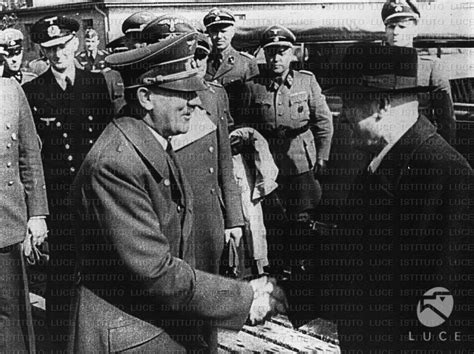 Mussolini E Hitler Si Stringono La Mano A Rastenburg Sotto Lo Sguardo