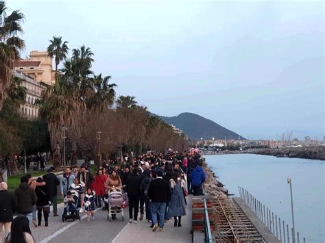 Folla e traffico a Salerno città boom di presenze mega fila al Nettuno