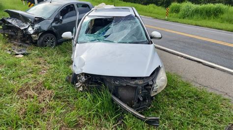 Acidente envolvendo dois veículos na MG 050 deixa 3 vítimas uma em