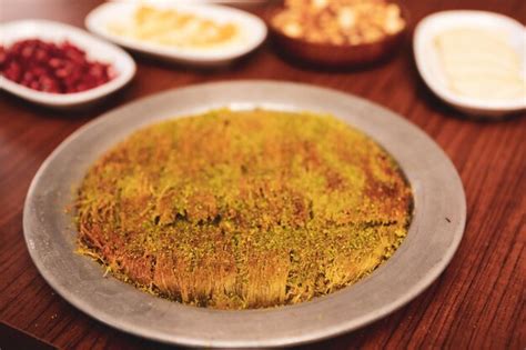 Postre Turco Kunefe Kunafa Kadayif Con Polvo De Pistacho Y Queso