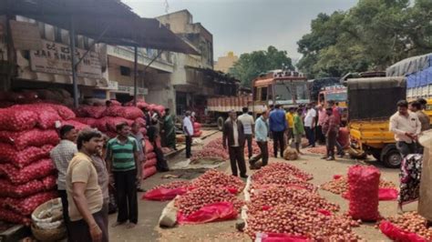 Agriculture News माकपचा जिल्हाधिकारी कार्यालयावर मोर्चा कृषी उत्पन्न