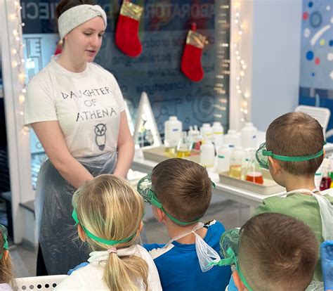 Akademia Chemika Zajęcia dla dzieci w laboratorium chemicznym