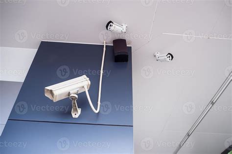 Security CCTV camera on the wall 19864929 Stock Photo at Vecteezy