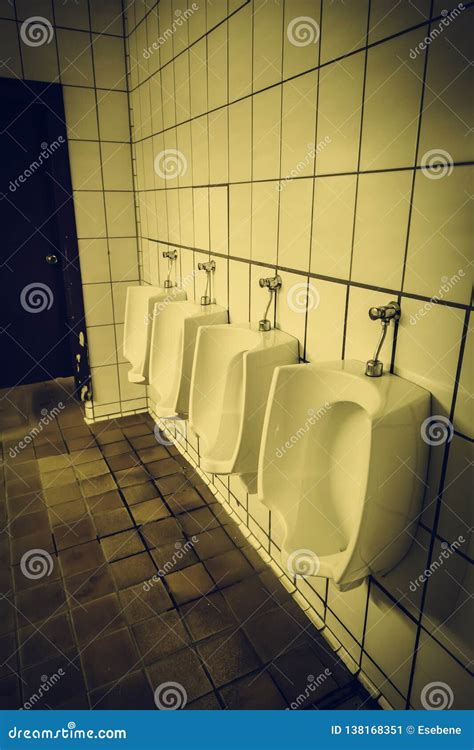 Alte Ffentliche Toiletten Stockbild Bild Von Sauber