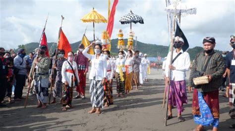 Jelang Hari Raya Nyepi Ratusan Umat Hindu Se Diy Gelar Upacara Melasti