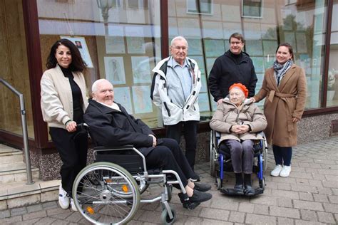 Bewohner Des Caritas Altenzentrums St Elisabeth Stellt Seine Bilder