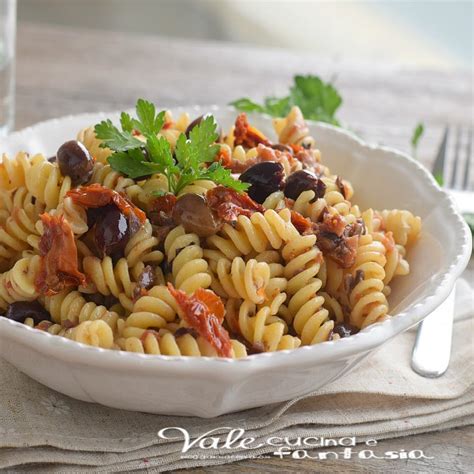 Pasta Con Pesto Di Pomodori Secchi Ed Olive Taggiasche