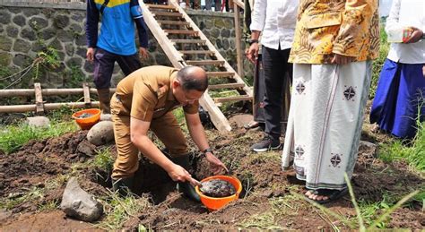 Batu Pertama Griya Yatimpreneur Diletakkan Pj Wali Kota Batu Aries