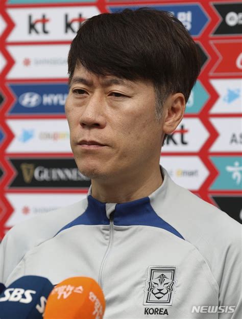 생각에 잠긴 김은중 U 20 남자 축구대표팀 감독 네이트 스포츠