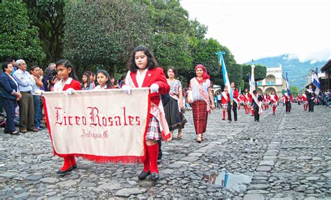 Desfile Aleg Rico En Honor A Santiago Ap Stol La Antigua Guatemala